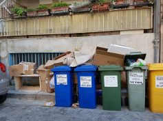 Troppo silenzio in una città che deve essere educata alla differenziata