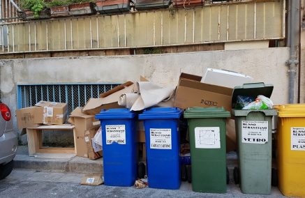 Troppo silenzio in una città che deve essere educata alla differenziata