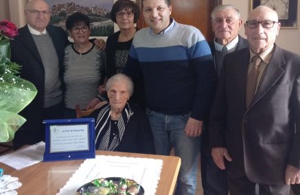 Una targa consegnata dal sindaco alla ‘centenaria’, sig.ra Rosa Gulino