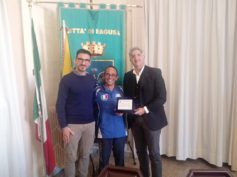 Luca Poli, componente della squadra azzurra di pesca con canna da riva riceve una targa ricordo dal Comune