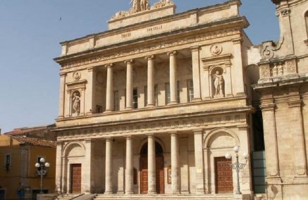 Vittoria riapre il teatro, e il teatro lo fa la politica di piccolo cabotaggio di partiti inesistenti