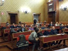 Continuano i toni e gli atteggiamenti da tregenda dei 5 Stelle al Consiglio Comunale