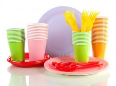 I produttori di stoviglie monouso fanno sospendere dal TAR le disposizioni ‘plastic free’