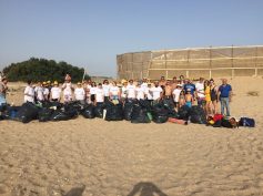 Volontari di Legambiente, Rinascita Verde e della Davines puliscono la spiaggia di Branco Piccolo