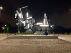 Completata l’installazione artistica nella rotatoria di Bruscè
