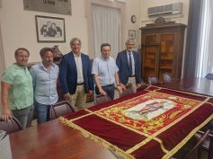 L’Associazione “San Giovanni Battista” dona al Comune un drappo con l’effige del Santo Patrono