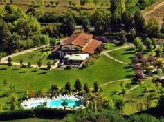 Dieci anni di silenzi, anche di convenienza, all’improvviso le strutture alberghiere in verde agricolo diventano la priorità della politica