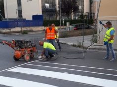 La vernice tiene poco ma la macchina per la segnaletica orizzontale ha lasciato il segno