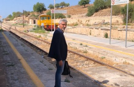 Il gruppo 5 Stelle all’accattonaggio politico-comunicazionale per rivolgere critiche al sindaco Cassì