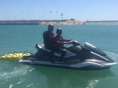 Gli uomini del Presidio comunale di salvataggio e soccorso a mare in soccorso di un surfista in difficoltà