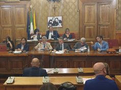 Questione solleciti di pagamento e file all’ufficio tributi: l’occasione per chiarire chi comanda, di chi sono le competenze e quali le responsabilità