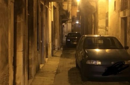 Le viuzze del centro storico superiore di Ragusa trasformate in aree di parcheggio private