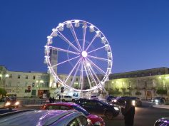 La ruota panoramica, un grande successo, merito di Ciccio Barone, che riempie il centro storico oltre le più rosee previsioni