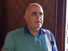 96 alloggi di edilizia economica e popolare diventano prima 103, poi 126, ma tutto si blocca per possibile incompatibilità dei consiglieri, eccezione sollevata in aula da Gianni Iurato