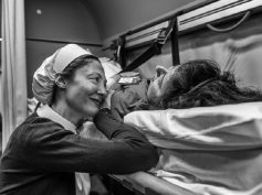 “Vivrò d’amore”, gli scatti di un artista raccontano il pellegrinaggio a Lourdes