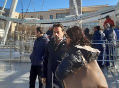 Bambini e giovani disabili in Piazza Libertà sulla ruota panoramica