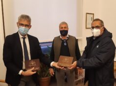 Le famiglie ragusane artefici  del “Giardino della Vita” donano una targa al sindaco Cassì e all’assessore Iacono