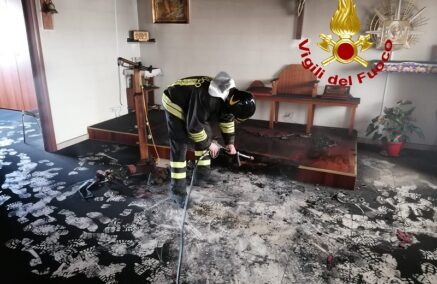 Incendio nei locali della Parrocchia di Santa Rosalia, in via Teocrito, a Ragusa