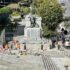 I volontari intervengono sul Monumento ai Caduti, il ‘sistema’ non piace a tutti