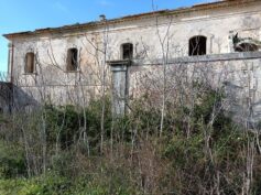 La “Casina rossa” da anni in stato di totale abbandono, un altro bene regionale caduto nelle mani della Soprintendenza