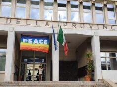 La bandiera della Pace esposta al Palazzo della Provincia
