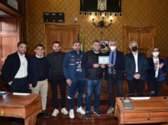 L’amministrazione Cassì conferisce un riconoscimento al Ragusa Calcio 1949 per la conquista del campionato  e per festeggiare si dà alla pazza gioia