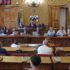 Ai titoli di coda, il capogruppo 5 Stelle, Firrincieli si accorge che il sindaco, in consiglio comunale, condiziona le scelte della maggioranza che lo sostiene