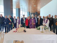 La messa del vescovo all’aeroporto di Comiso, «Siamo chiamati a volare alto»