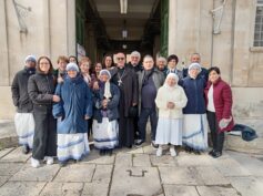 Il Vescovo tra la gente per festeggiare il Natale