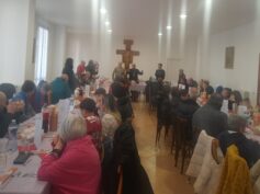 Il vescovo ha condiviso il pranzo di Natale con operatori, volontari, familiari e le persone seguite dai servizi della Caritas diocesana