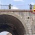 Ringhiere arrugginite, fatiscenti, un’auto vola già dal cavalcaferrovia di piazza Vann’Antò
