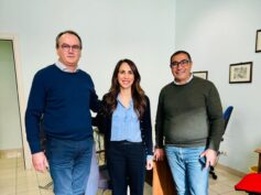 Evidentemente delusa dalle consuete vaghe risposte dell’assessore Distefano, la consigliera Caruso si mette direttamente in contatto con i vertici veterinari ASP