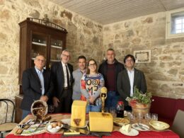 Sindaco, vicesindaco e assessore Massari in visita, con il consigliere Salvatore Battaglia, alla premiata Azienda Agricola di Alessandro Criscione