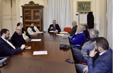Esordio con inciampo della comunicazione del sindaco Cassì: si voleva spacciare una riunione celebrativa delle iniziative per il Natale come attinente al turismo