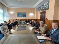 I Sindaci iblei felici, contenti e sorridenti, alla fontanella della Provincia, con la riconfermata Commissaria Valenti e con il Direttore Generale Nitto Rosso