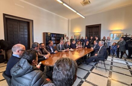 La CNA esulta legittimamente per la consegna dei lavori della zona artigianale, in un incontro con l’amministrazione presenti i vertici di Fratelli d’Italia, per nulla menzionati, né è stato specificato il motivo della loro presenza