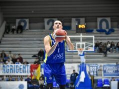 Solito copione, come in campionato la squadra lotta alla pari con gli avversari ma non tiene per 40 minuti