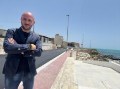 Sopralluogo dell’assessore comunale ai Lavori pubblici a Scoglitti, Nicastro: “Completati con largo anticipo i lavori per la mitigazione del rischio frana a Baia Dorica”