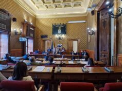 Seduta del Consiglio comunale di Ragusa destinata a restare nella storia: sospensione dei lavori per festeggiare il compleanno di un consigliere