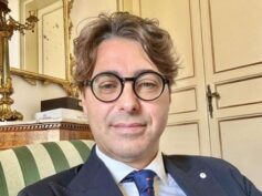 In politica hanno perso tutti la testa: la DC arruola il deputato regionale Carlo Auteri e se vanta