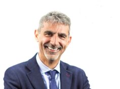 Cassì ormai se la ride e pensa, “Andiamo avanti”