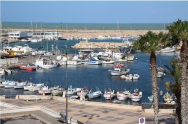 Fondi Porto di Scoglitti. Assenza (FDI): “Dal PD solita demagogia. A Gela c’era un’urgenza concreta. Scoglitti: impegno prioritario nella prossima Finanziaria”