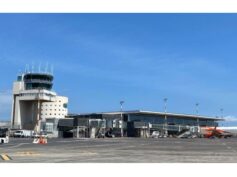 Siamo in Sicilia, strade, autostrade, aeroporti, ferrovie, tutto è affidato alla farsa, perchè lamentarsi? Occorre prenderla con filosofia, tanto al timone c’è sempre la stessa gente