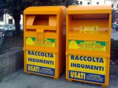 Sbrigative e parziali comunicazioni del Comune sulla sospensione del servizio di raccolta di abiti usati