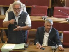 Consiglio comunale sempre più deprimente, a stento il numero legale, assenza diffuse, le vere problematiche della città dimenticate, spesso si discute del nulla