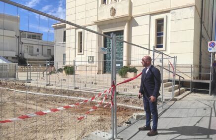Proseguono i lavori di rifacimento di piazza Cavour a Scoglitti, sopralluogo in cantiere dell’assessore Nicastro