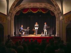 “L’Ira di Dio” emoziona gli spettatori al Teatro Donnafugata: parole e musica per riflettere sui divari umani.