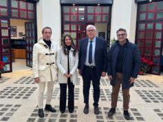 La vicepresidente del Consiglio comunale, Rossana Caruso, accompagnata dai colleghi consiglieri Calabrese e Firrincieli, riceve assicurazioni circa la disponibilità di ossigeno terapeutico in bombole