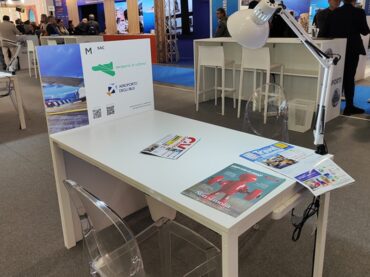 SAC, con gli aeroporti di Catania e di Comiso, alla Bit di Milano con un piccolo tavolo, due sedie e una lampada