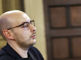 Il pianista Salvatore Vaccarella in un concerto a lume di candela dedicato alla luna nel suggestivo salone da ballo di Palazzo Arezzo di Donnafugata